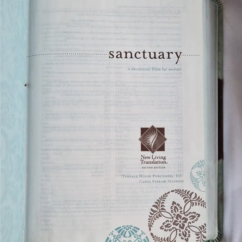 Tyndale Sanctuary Devotional Bible for Women NLT Second Edition Hardcover 2006